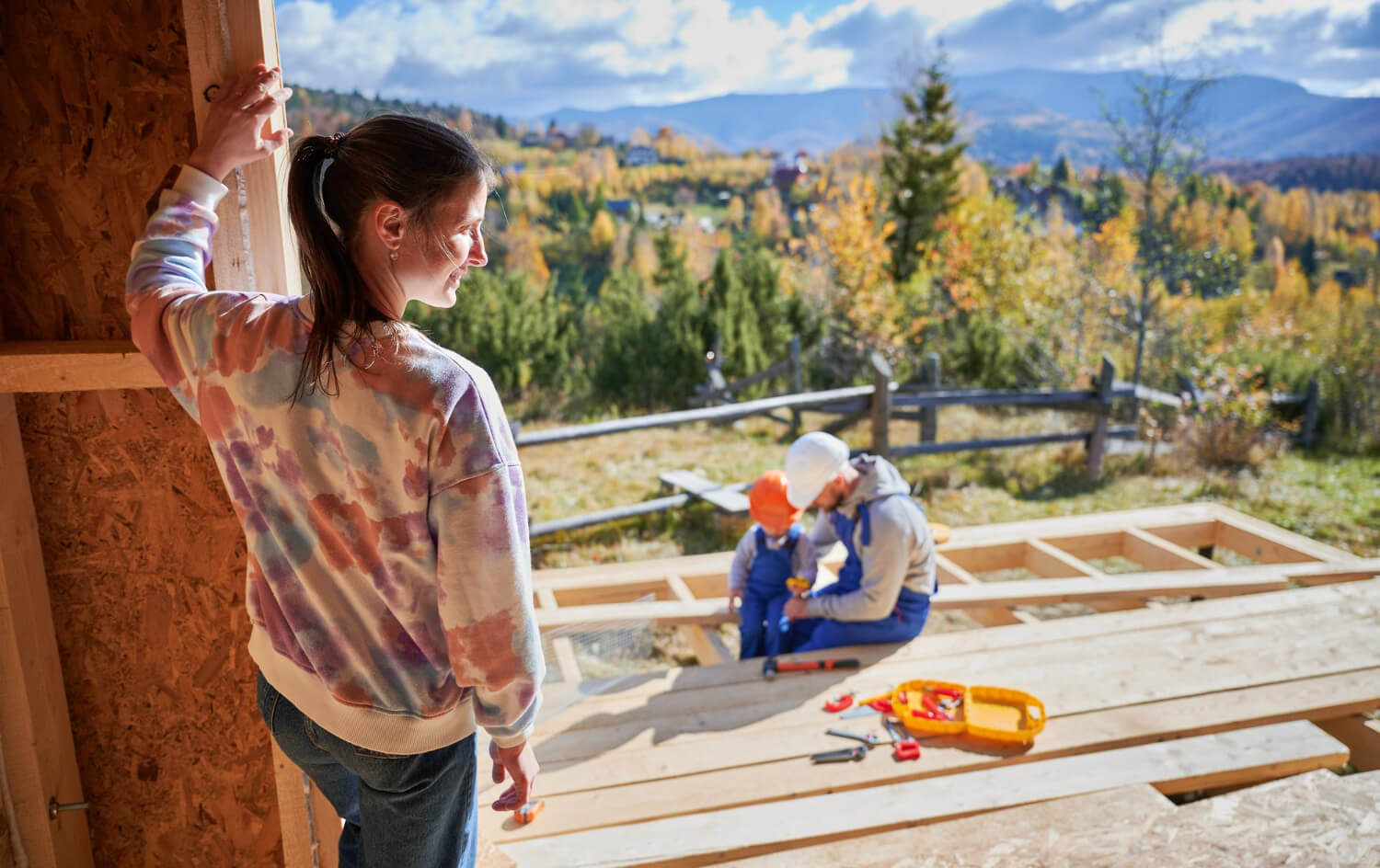 kobieta zastanawia się, jak zbudować domek letniskowy z drewna